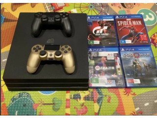 PS4 Pro 1TB 2 controllers 4 games