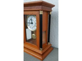 Strausberg Manor 4-Post Multi-Wood/Glass Westminster Chime Clock MINT